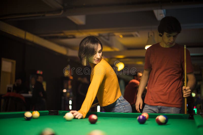 Jovem Casal Em Sala De Bilhar. Namorado Ensinando Sua Namorada a Jogar  Bilhar Imagem de Stock - Imagem de boate, feriado: 212990253