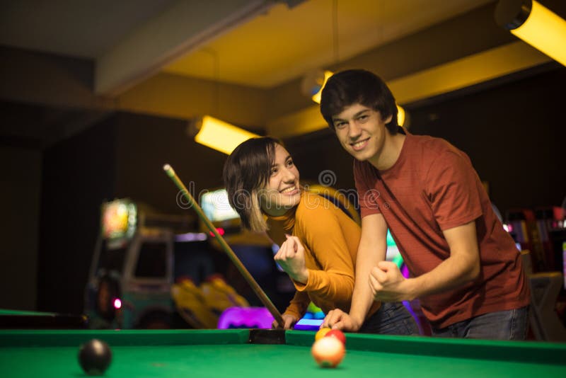 Jovem Casal Em Sala De Bilhar. Namorado Ensinando Sua Namorada a Jogar  Bilhar Imagem de Stock - Imagem de boate, feriado: 212990253