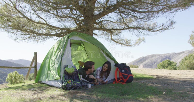 Casal romântico descansando em tenda