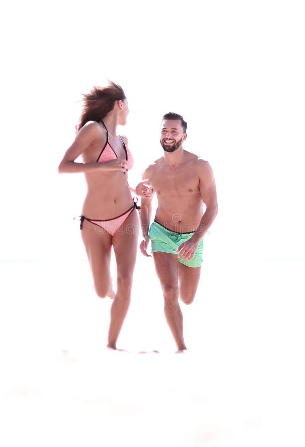 Casal se divertindo correndo na praia foto de stock Casal se divertindo correndo na praia foto de stock