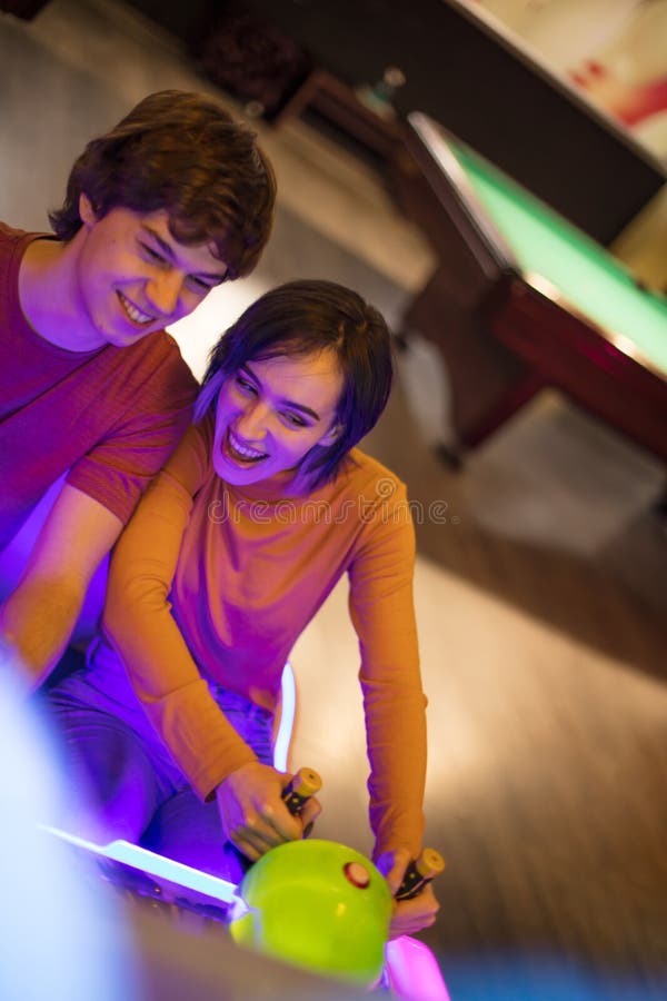 Jovem Casal Em Sala De Bilhar. Namorado Ensinando Sua Namorada a Jogar  Bilhar Imagem de Stock - Imagem de boate, feriado: 212990253