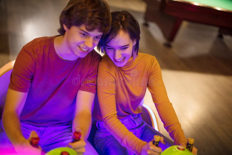 Casal Se Divertindo Na Sala De Jogos. Jogar Um Jogo Imagem de Stock -  Imagem de etnicidade, excitar: 213522161