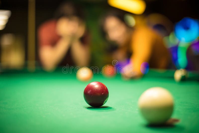 Jovem Casal Em Sala De Bilhar. Namorado Ensinando Sua Namorada a Jogar  Bilhar Imagem de Stock - Imagem de boate, feriado: 212990253