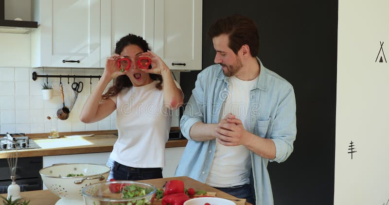 Casal vivo dançando na cozinha durante a preparação do café da manhã