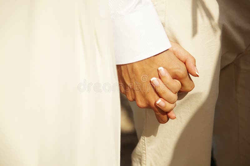 Casamento tropical Acople as mãos da terra arrendada Dia do casamento fotografia de stock royalty free Casamento tropical Acople as mãos da terra arrendada Dia do casamento fotografia de stock royalty free