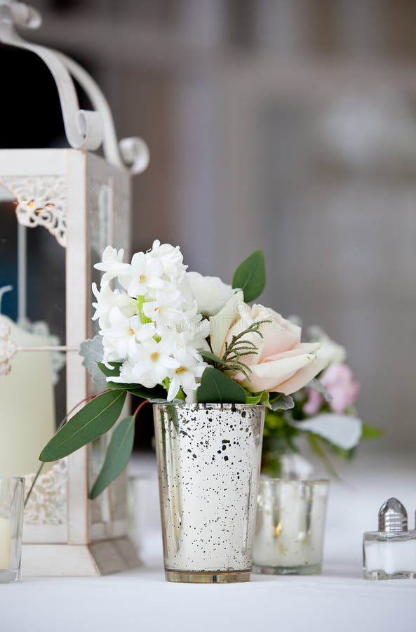 Casandose la serie de la decoración de la tabla - un ramo blanco hermoso de flores en un vidrio claro fotos de archivo Casandose la serie de la decoración de la tabla - un ramo blanco hermoso de flores en un vidrio claro fotos de archivo