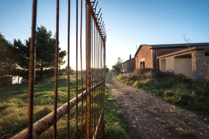 Download Casas Abandonadas Con La Puerta Abierta Grande Imagen de archivo - Imagen de abandonado, casa: 100531305