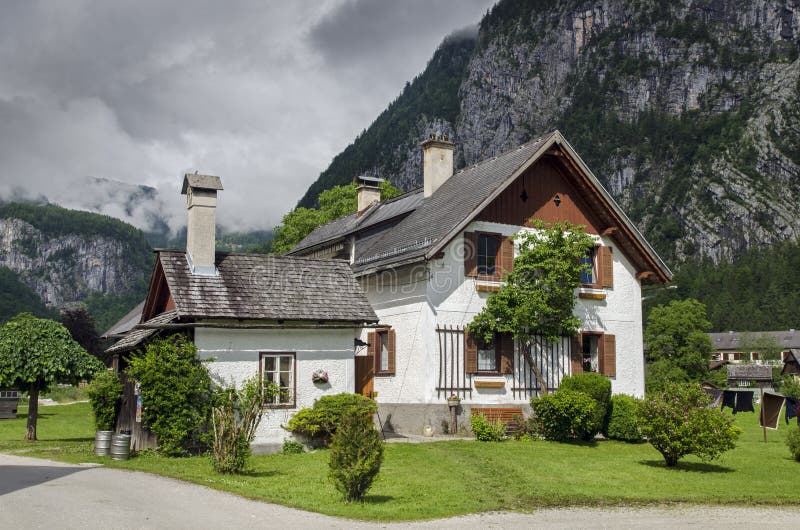 Casas auténticas del vintage típico en Hallstatt, Austria fotografía de archivo Casas auténticas del vintage típico en Hallstatt, Austria fotografía de archivo