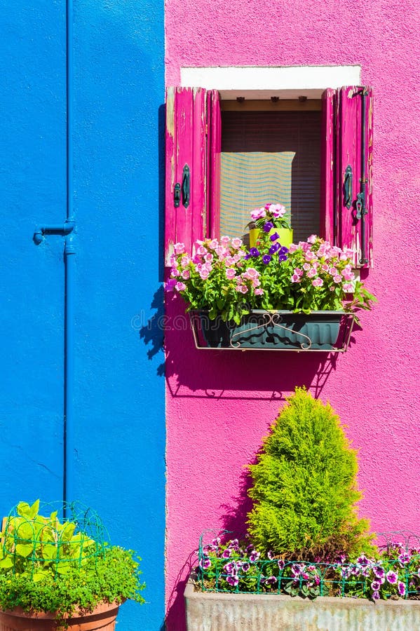 Casas coloridas em Burano perto de Veneza, Itália foto de stock Casas coloridas em Burano perto de Veneza, Itália foto de stock