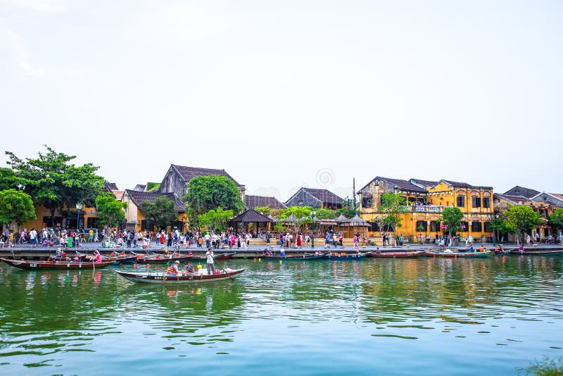 Casas coloridas en la ciudad antigua de Hoi An en la puesta del sol fotografía de archivo libre de regalías Casas coloridas en la ciudad antigua de Hoi An en la puesta del sol fotografía de archivo libre de regalías