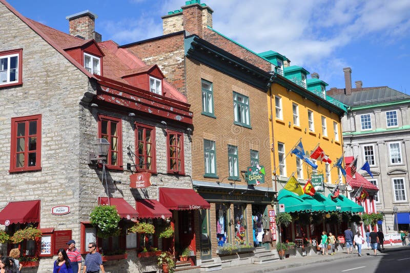 Casas coloridas no Saint Louis da rua, Cidade de Quebec foto de stock Casas coloridas no Saint Louis da rua, Cidade de Quebec foto de stock