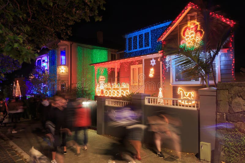 Casas Con Luces De Navidad, Franklin Road, Auckland, Nueva Zelanda  Fotografía editorial - Imagen de oscuro, auckland: 168434342