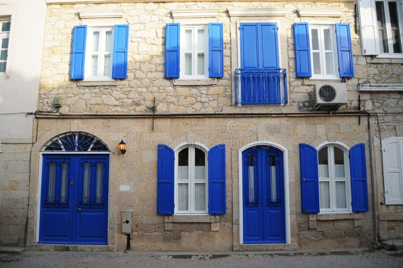 Casas de Alacati, compatíveis bonitos com nostálgico e natureza imagem de stock Casas de Alacati, compatíveis bonitos com nostálgico e natureza imagem de stock