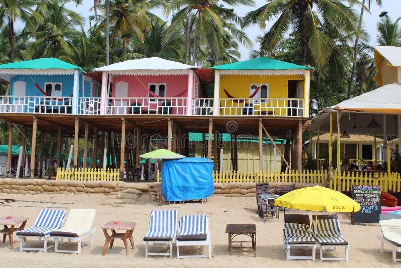 Casas de bambú coloridas que hacen frente al mar con las palmeras en el fondo imagen de archivo Casas de bambú coloridas que hacen frente al mar con las palmeras en el fondo imagen de archivo