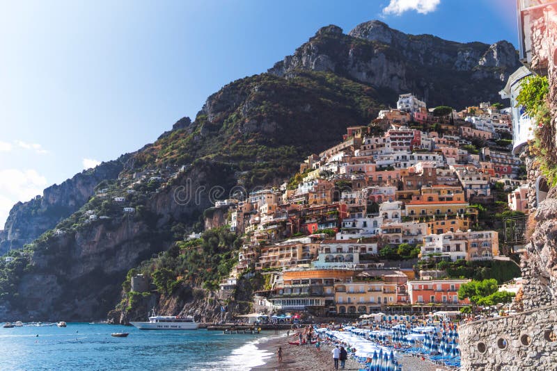 Casas de campo no fim de Positano acima, cidade no mar Tyrrhenian, a costa de Amalfi, o conceito de It?lia, do hotel e da pens?o, imagem de stock Casas de campo no fim de Positano acima, cidade no mar Tyrrhenian, a costa de Amalfi, o conceito de It?lia, do hotel e da pens?o, imagem de stock