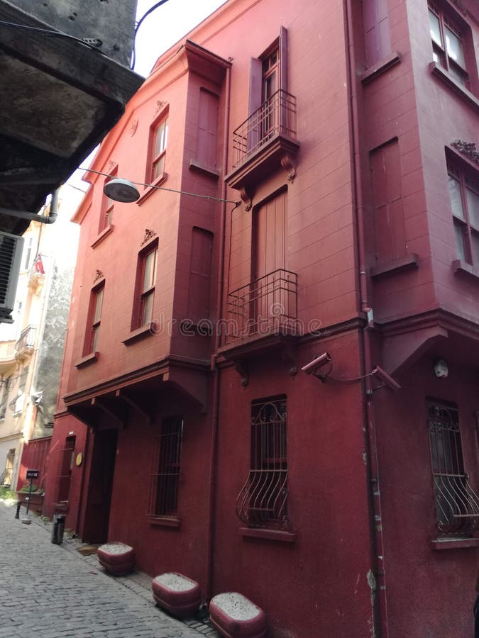 Casas De Colores Antiguos En Un Barrio De Turquía De Estambul Foto  editorial - Imagen de rojo, coloreado: 182075046