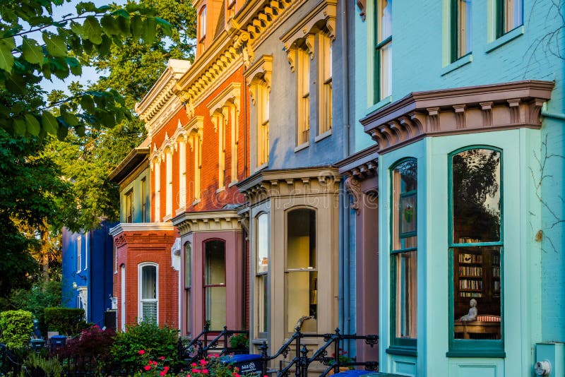 Casas de fileira coloridas na avenida da independência em Capitol Hill, Washington, C.C.