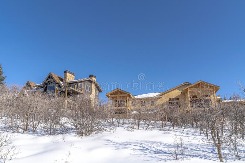 Casas De Lujo En El Parque City Utah Sobre Terreno Cubierto De Nieve Con  Plantas Sin Hojas Foto de archivo - Imagen de cubo, nieve: 186849846