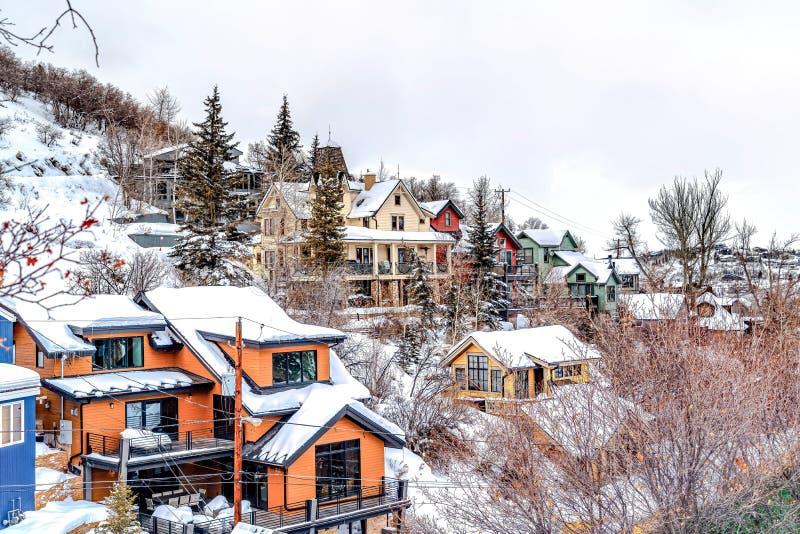 Casas De Lujo En Un Pintoresco Barrio En Las Nevadas Montañas En Invierno  Imagen de archivo - Imagen de residencias, nieve: 206370705