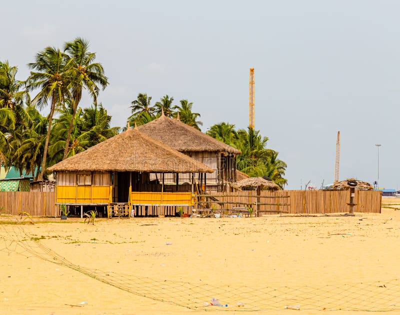 Casas de paja en la playa de Awolowo, Lekki Lagos, Nigeria fotografía de archivo libre de regalías Casas de paja en la playa de Awolowo, Lekki Lagos, Nigeria fotografía de archivo libre de regalías