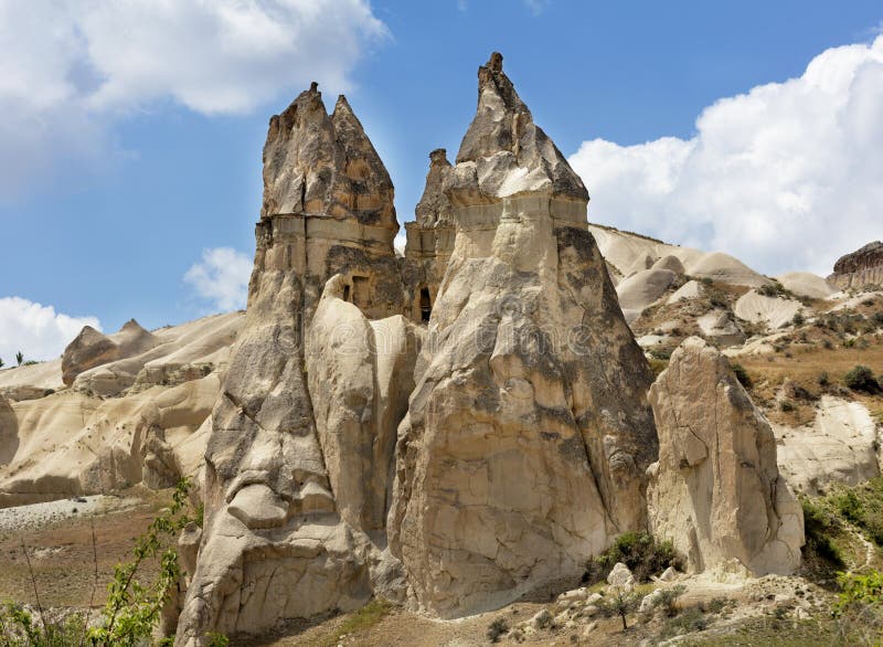 Casas de pedra nas rochas antigas de Goreme, Cappadocia, Turquia Modo de vida rural foto de stock Casas de pedra nas rochas antigas de Goreme, Cappadocia, Turquia Modo de vida rural foto de stock