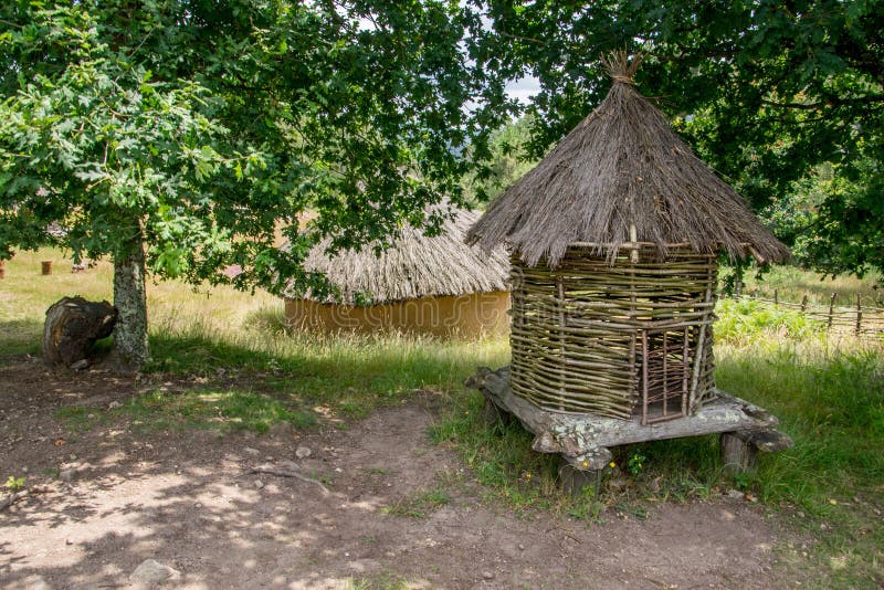 Casas De Una Gente Céltica En Galicia, España Imagen de archivo - Imagen de  prehistoria, ciudad: 126568101