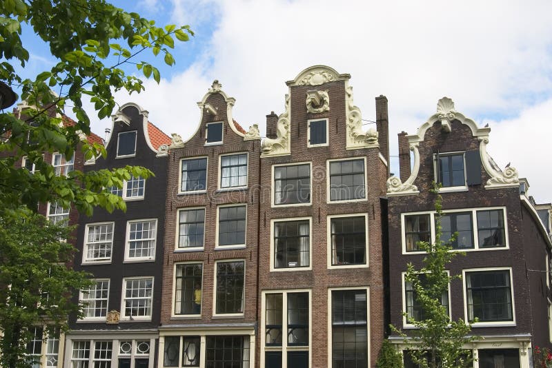 Casas del canal en Amsterdam foto de archivo libre de regalías Casas del canal en Amsterdam foto de archivo libre de regalías