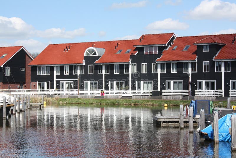 Casas del embarcadero en el Reitdiephaven fotografía de archivo libre de regalías Casas del embarcadero en el Reitdiephaven fotografía de archivo libre de regalías