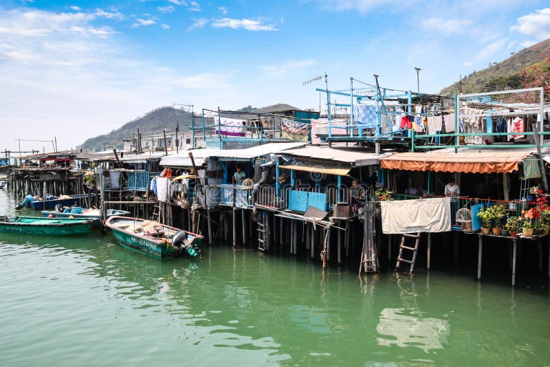 Casas del zanco del pueblo pesquero del Tai O en Hong Kong