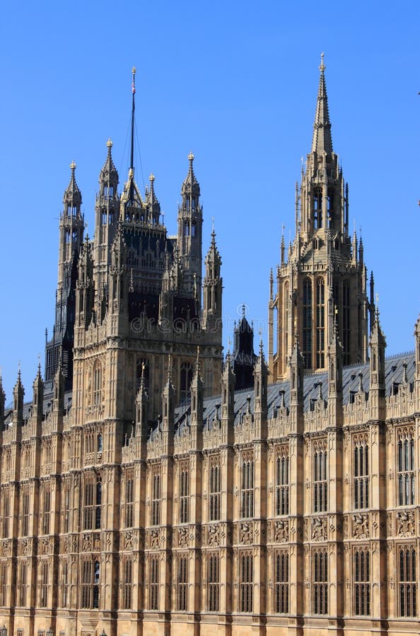 Casas Do Parlamento E Estátua Do Rei Ricardo Coração De Leão, No Bairro De  Westminster - Dia Ensolarado Com Muitos Detalhes Arquitetônicos Foto  Royalty Free, Gravuras, Imagens e Banco de fotografias. Image