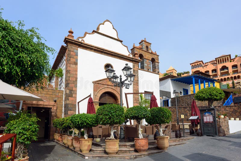 Casas e palmeiras coloridas na rua na cidade de Adejec, Tenerife, Ilhas Canárias, Espanha foto de stock Casas e palmeiras coloridas na rua na cidade de Adejec, Tenerife, Ilhas Canárias, Espanha foto de stock