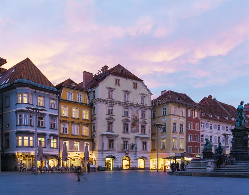 Casas Em Hauptplatz E Erzherzog Johann Brunnen Na Noite, Gra Imagem de ...