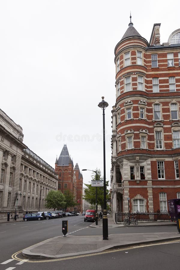 Casas en la esquina de la sangre derramada de kensington y del camino del consorte de príncipe con imagenes de archivo Casas en la esquina de la sangre derramada de kensington y del camino del consorte de príncipe con imagenes de archivo