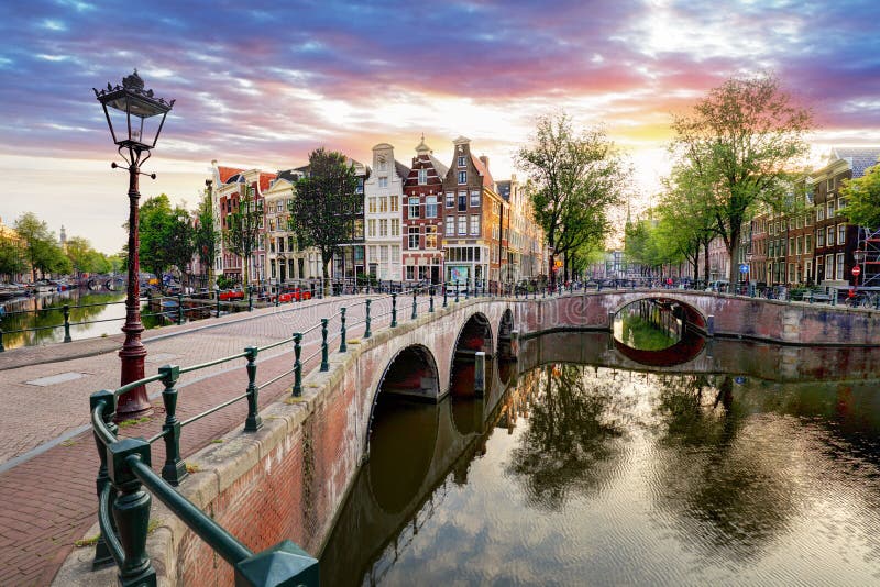 Casas en las reflexiones de la puesta del sol, Países Bajos del canal de Amsterdam