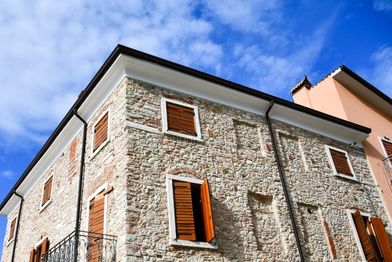 Casas en San Zeno di Montagna, Italia imagen de archivo libre de regalías Casas en San Zeno di Montagna, Italia imagen de archivo libre de regalías