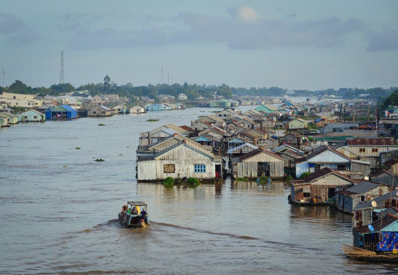 Casas flotantes en el río en An Giang, Vietnam imagen de archivo Casas flotantes en el río en An Giang, Vietnam imagen de archivo