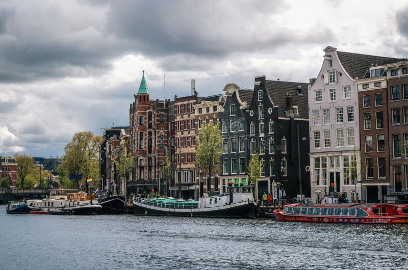 Casas flutuantes e arquitetura holandesa em Amsterdão foto de stock royalty free Casas flutuantes e arquitetura holandesa em Amsterdão foto de stock royalty free