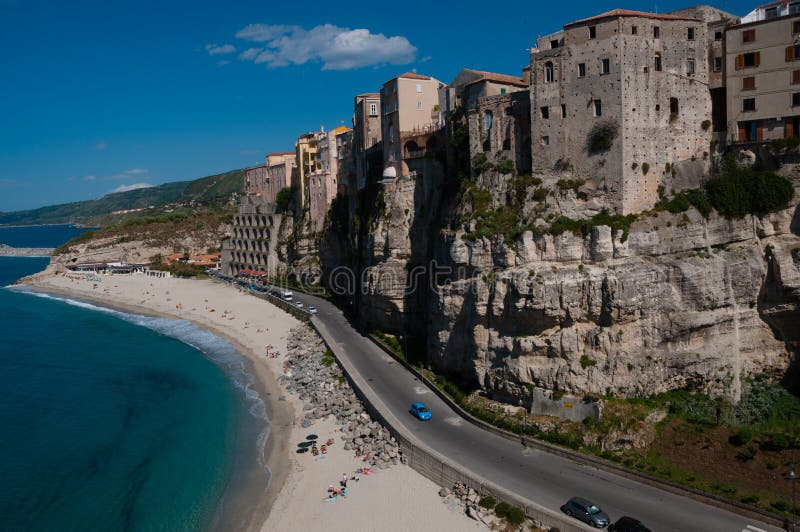 Casas italianas que fronteiam o mar no penhasco sobre fotos de stock Casas italianas que fronteiam o mar no penhasco sobre fotos de stock