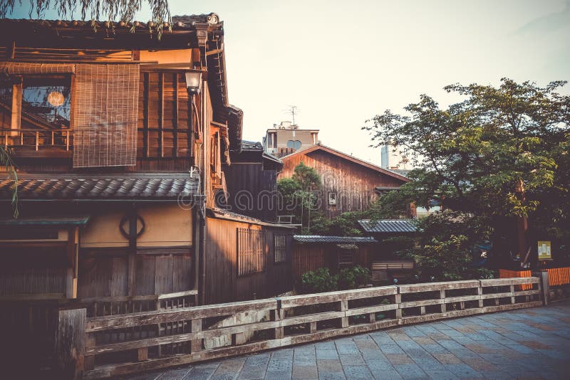Casas japonesas tradicionales en el río de Shirakawa, distrito de Gion, K fotos de archivo Casas japonesas tradicionales en el río de Shirakawa, distrito de Gion, K fotos de archivo