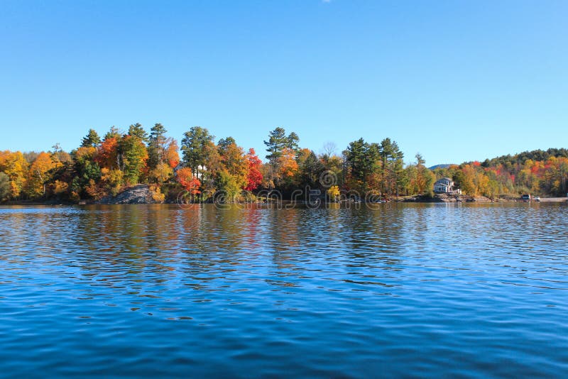 Folhagem De Outono No Louro Do Lago, Berkshire, Massachusetts Foto de