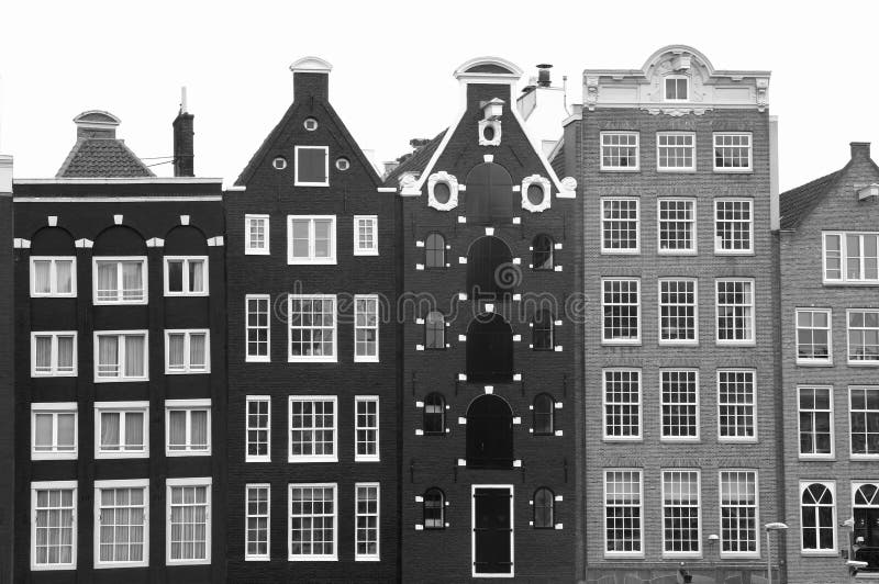 Casas medievais do canal em Amsterdão em preto e branco fotos de stock