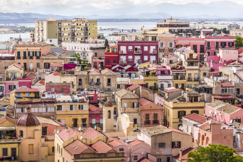 Casas mediterráneas coloridas de la ciudad vieja de Cagliari en sombras calientes de amarillo, de anaranjado y de rosado, Cerdeña foto de archivo libre de regalías Casas mediterráneas coloridas de la ciudad vieja de Cagliari en sombras calientes de amarillo, de anaranjado y de rosado, Cerdeña foto de archivo libre de regalías