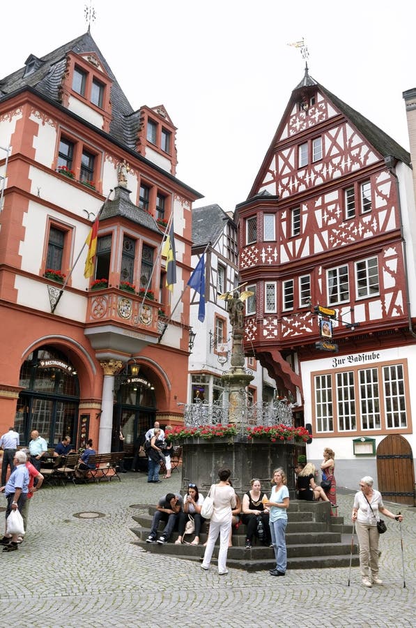 Casas metade-suportadas históricas, turistas em Bernkastel fotos de stock Casas metade-suportadas históricas, turistas em Bernkastel fotos de stock