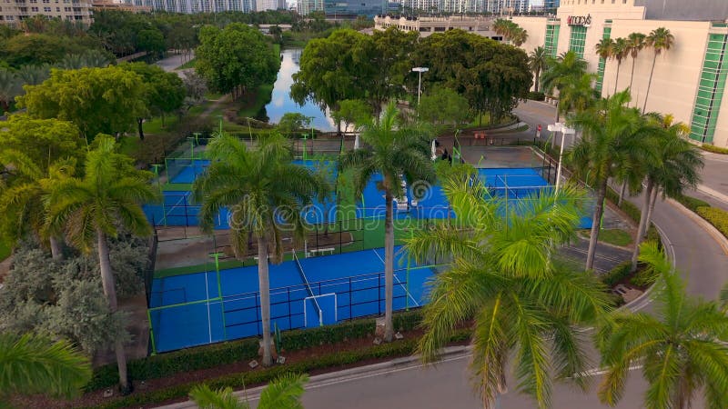 Casas Padel Club Aventura Mall. Terrain de sports et palmiers clips vidéos