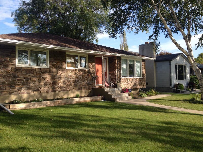 Casas privadas en Winnipeg foto de archivo. Imagen de garaje 59326528