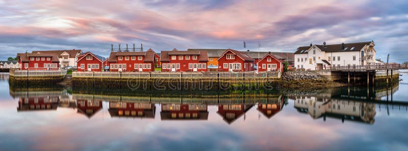 Casas rojas del puerto en Svolvaer, Noruega en la puesta del sol imagen de archivo libre de regalías Casas rojas del puerto en Svolvaer, Noruega en la puesta del sol imagen de archivo libre de regalías