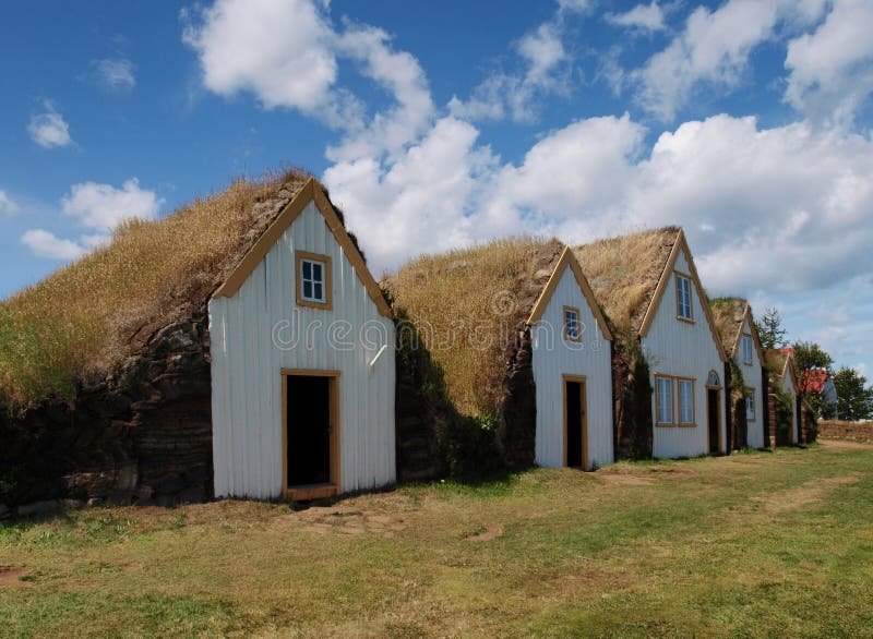 Casas tradicionais islandêsas do relvado imagens de stock Casas tradicionais islandêsas do relvado imagens de stock