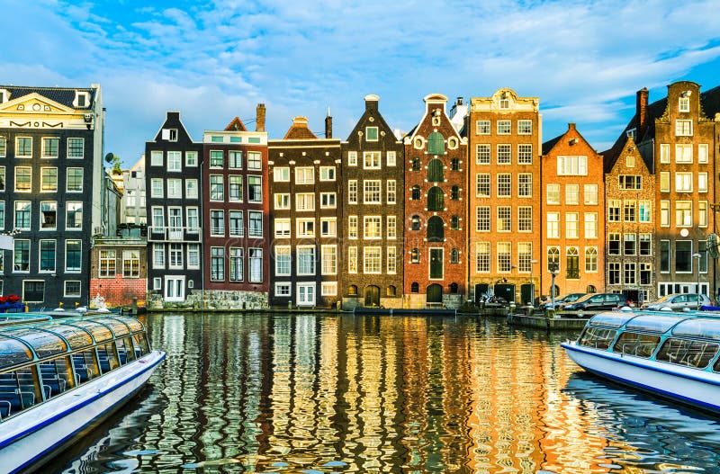 Casas tradicionales de Amsterdam, Países Bajos foto de archivo