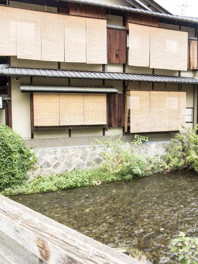 Casas tradicionales de madera a lo largo del canal de Shirakawa en Gion viejo imagen de archivo Casas tradicionales de madera a lo largo del canal de Shirakawa en Gion viejo imagen de archivo