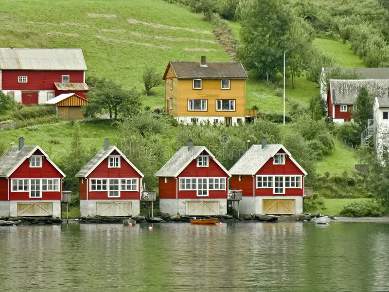 Casas vermelhas no rio do Fjord imagens de stock Casas vermelhas no rio do Fjord imagens de stock
